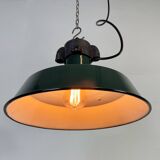Lampe à suspension industrielle française en émail vert foncé, années 1960