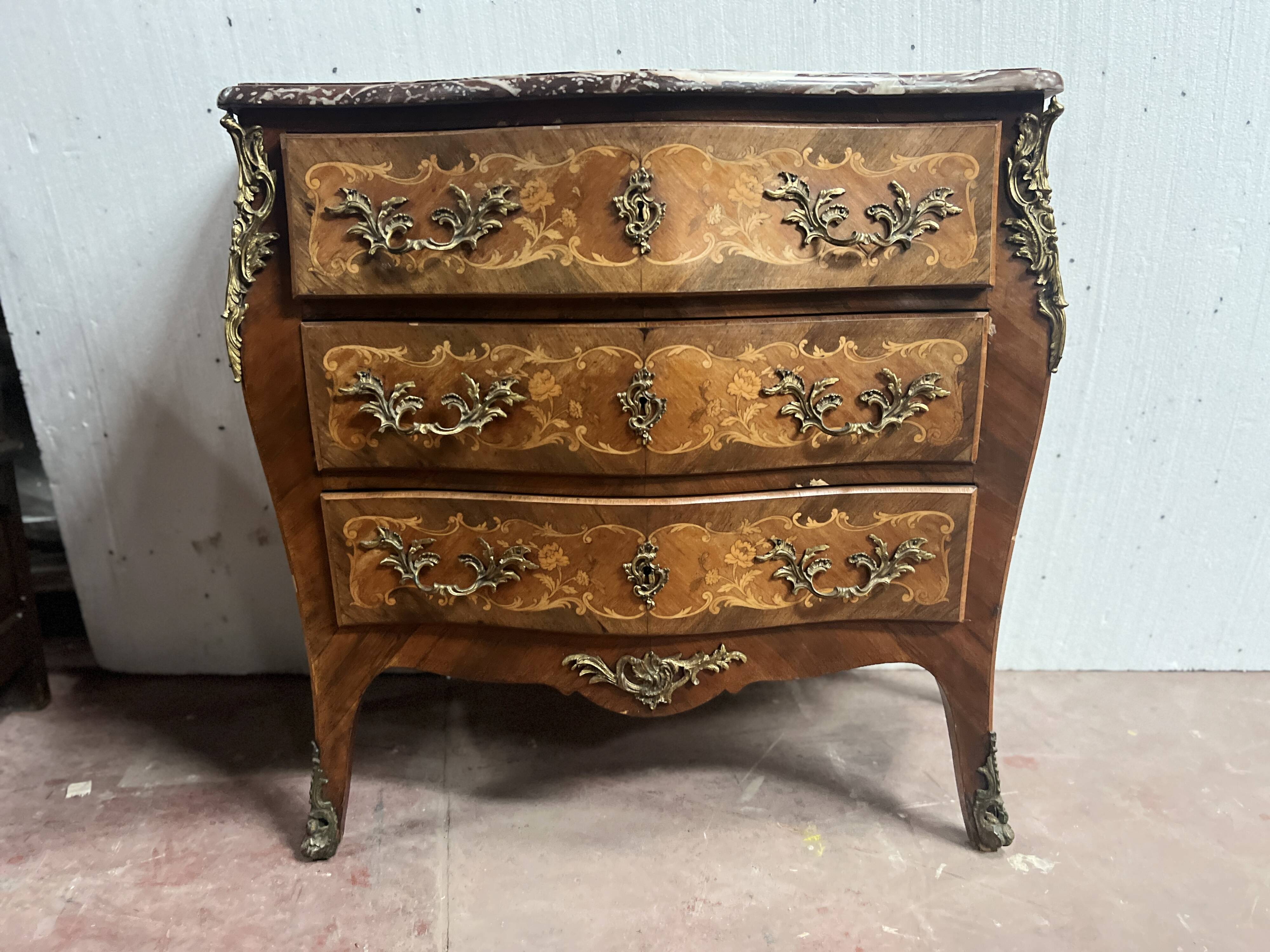 Commode de style Louis XV marquetées toutes faces XX siècle