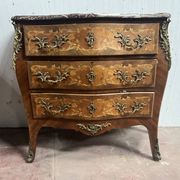 Commode de style Louis XV marquetées toutes faces XX siècle