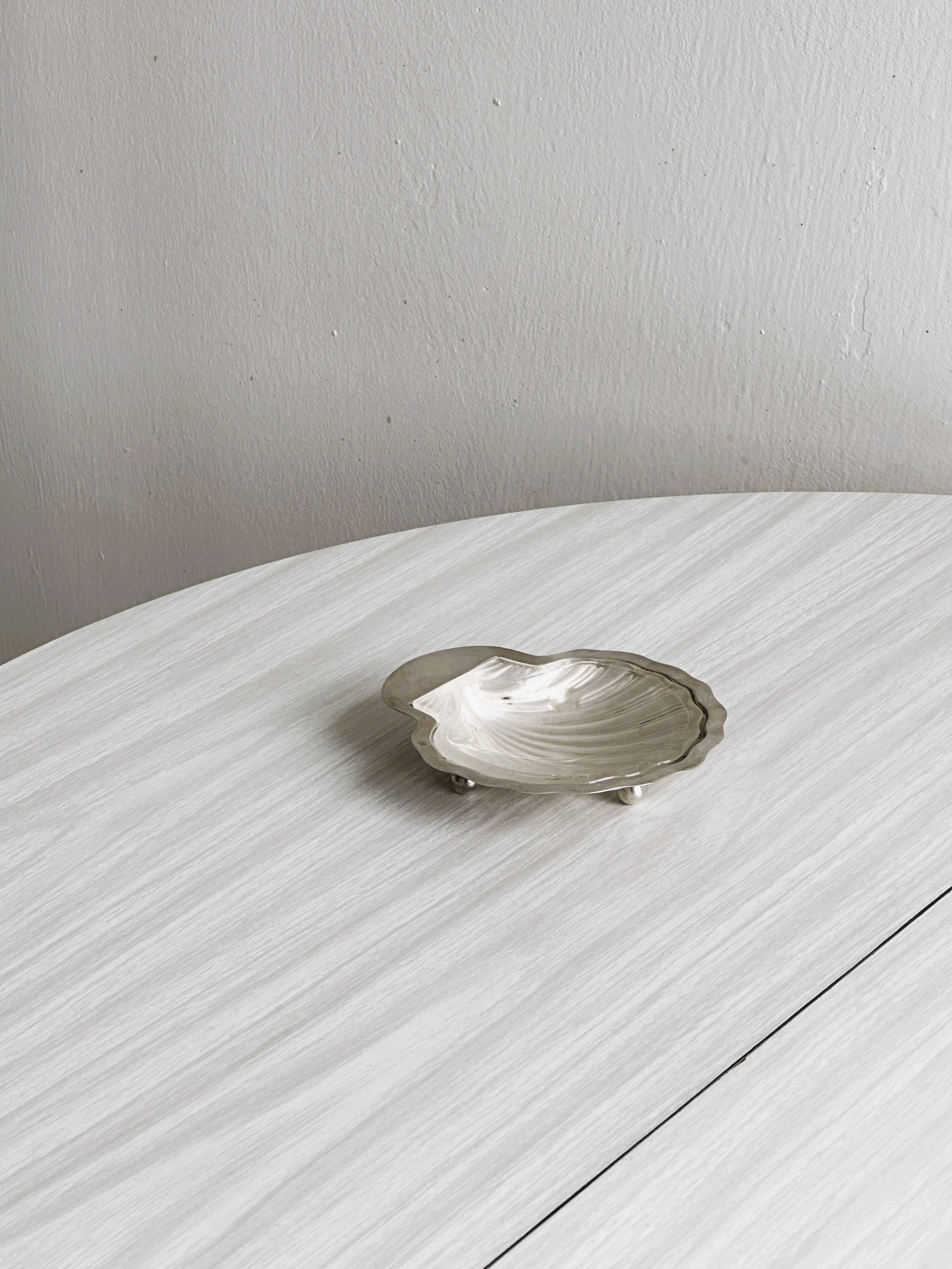 Shell-shaped jewelry holder or butter dish
