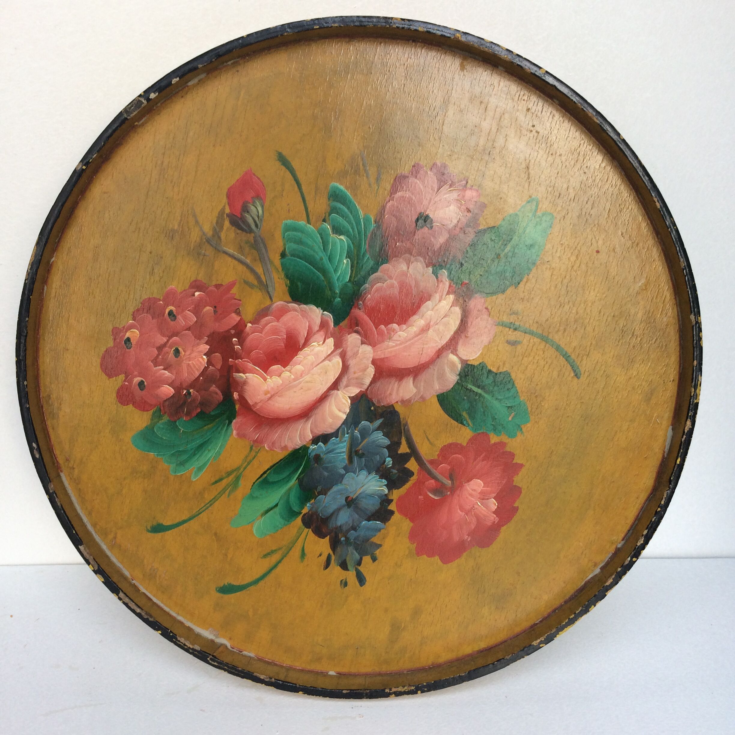 Round tray old flowers
