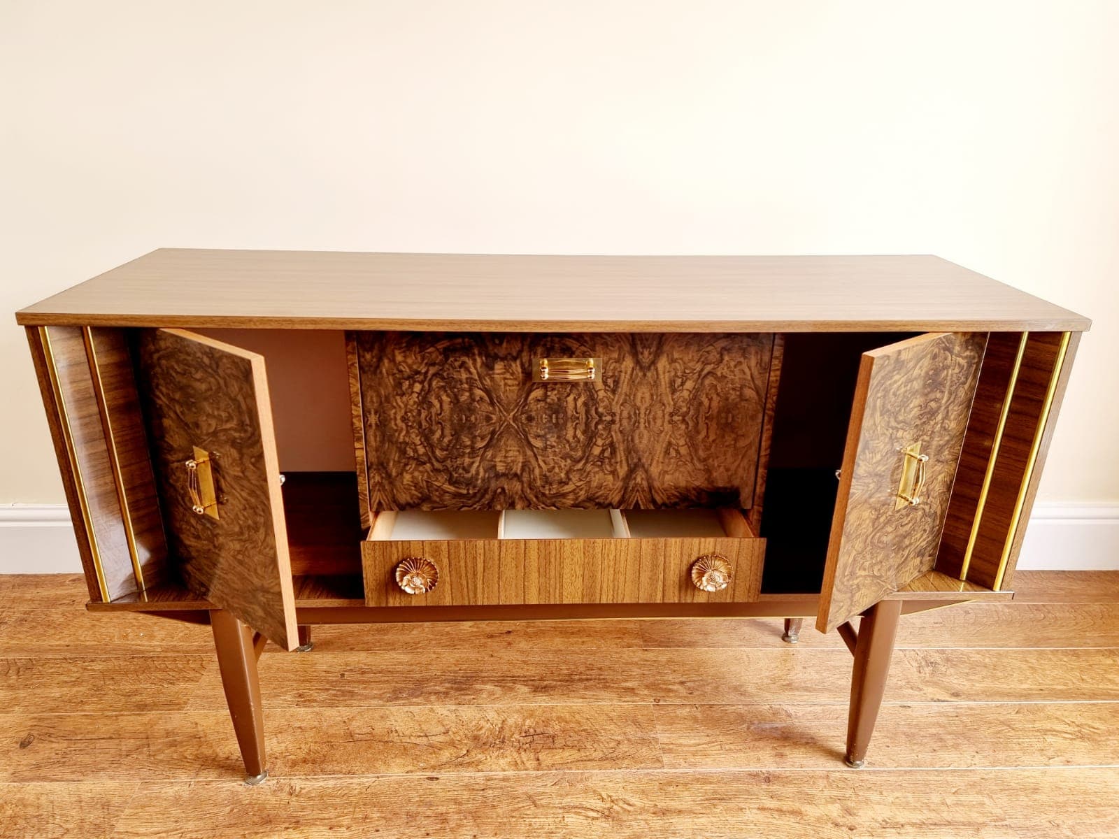 1950 / 1960 VINTAGE RETRO TWO TONE FORMICA SIDEBOARD GOLD HANDLES ALL ORIGINAL