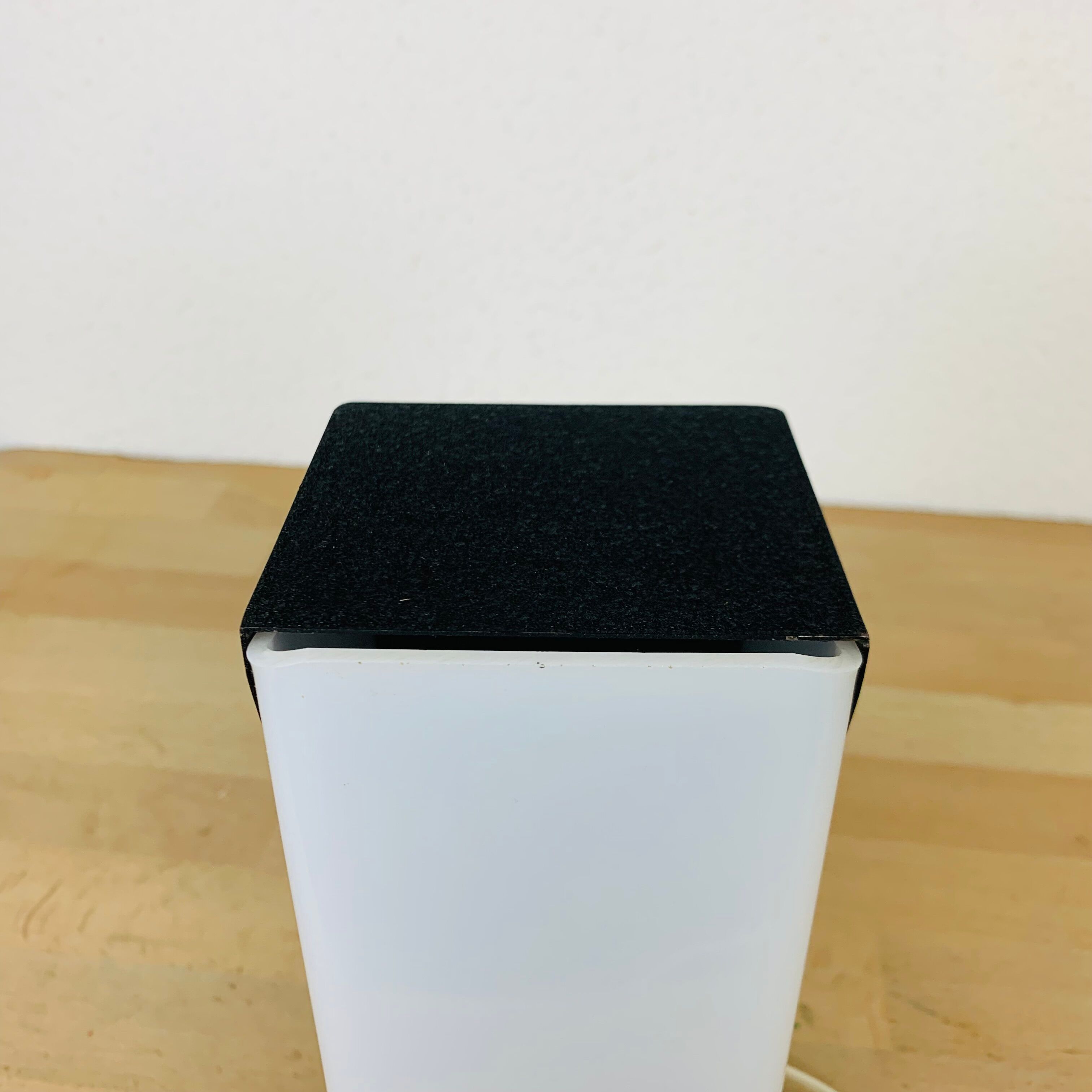 Lampe années 50 noire et dorée