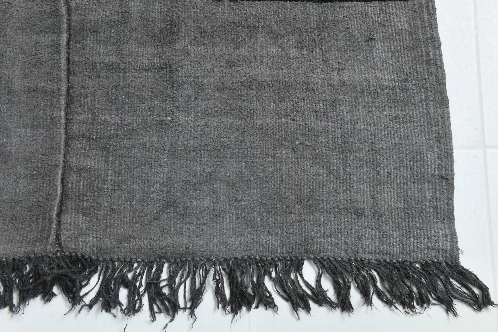 Tapis kilim turc gris et noir de style moderne du milieu du siècle, 190 x 306 cm