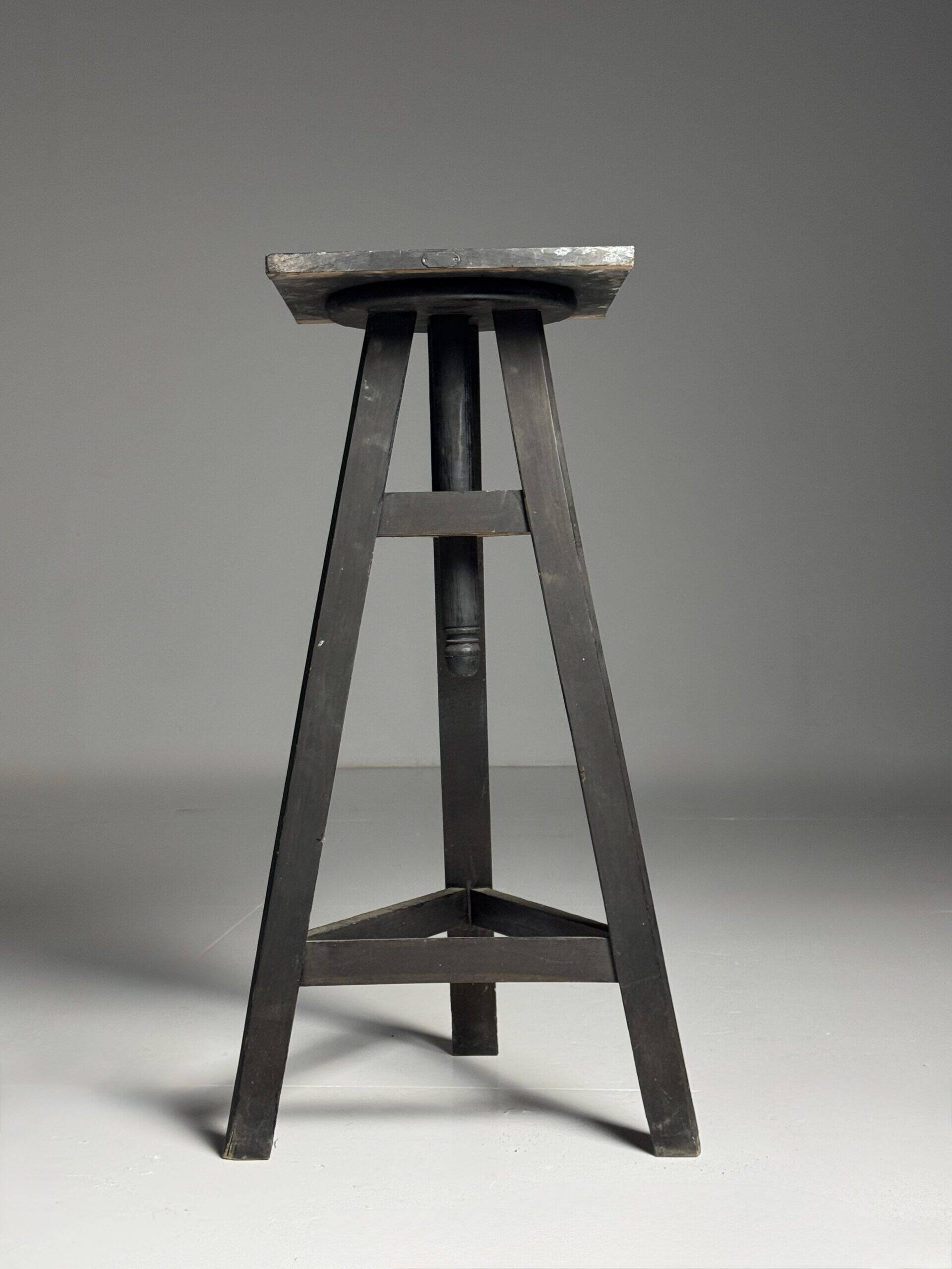 Sculpture stand antique black