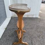 Kidney-shaped flying table