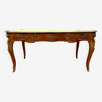 Bureau d'apparat de style Louis XV, dessus de cuir fauve XIXème siècle