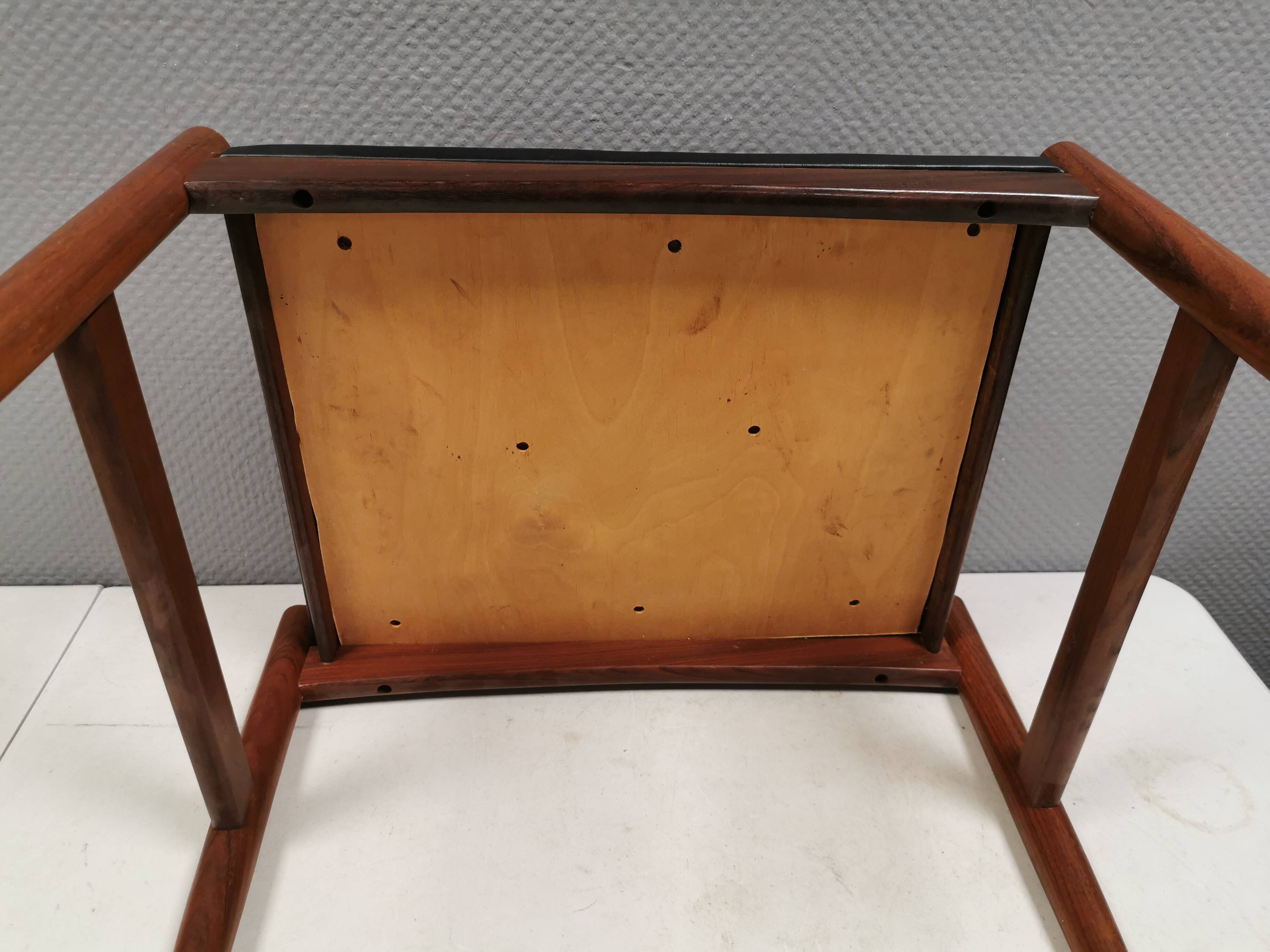 Pouf danois en teck et simili cuir noir 'Skai', années 1960-70.