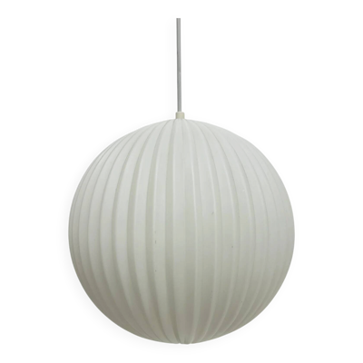 Rare lampe suspendue en verre opalin Louis Kalff pour Philips, années 1960.
