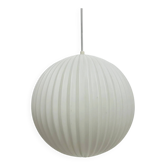 Rare lampe suspendue en verre opalin Louis Kalff pour Philips, années 1960.