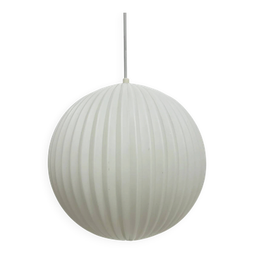 Rare lampe suspendue en verre opalin Louis Kalff pour Philips, années 1960.