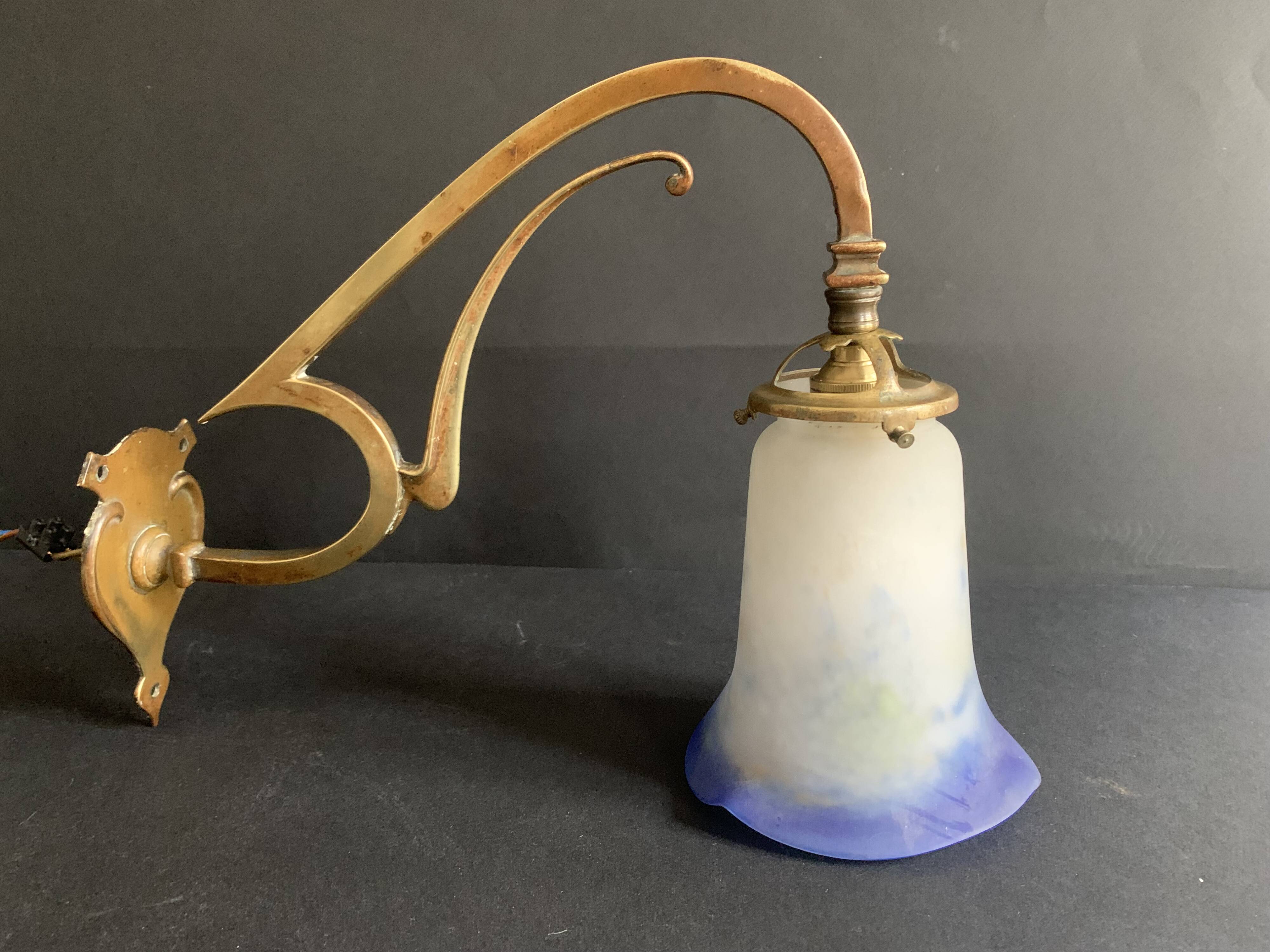 Art Nouveau wall light in gilded brass and glass paste tulip