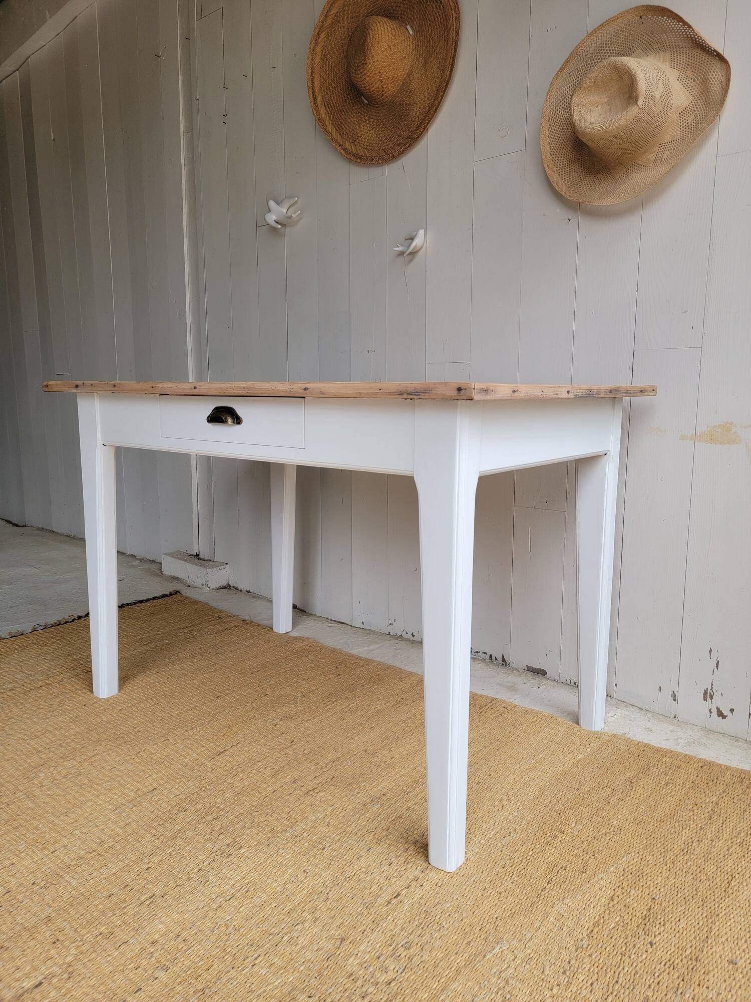 Rectangular wooden dining table - 4/6 people