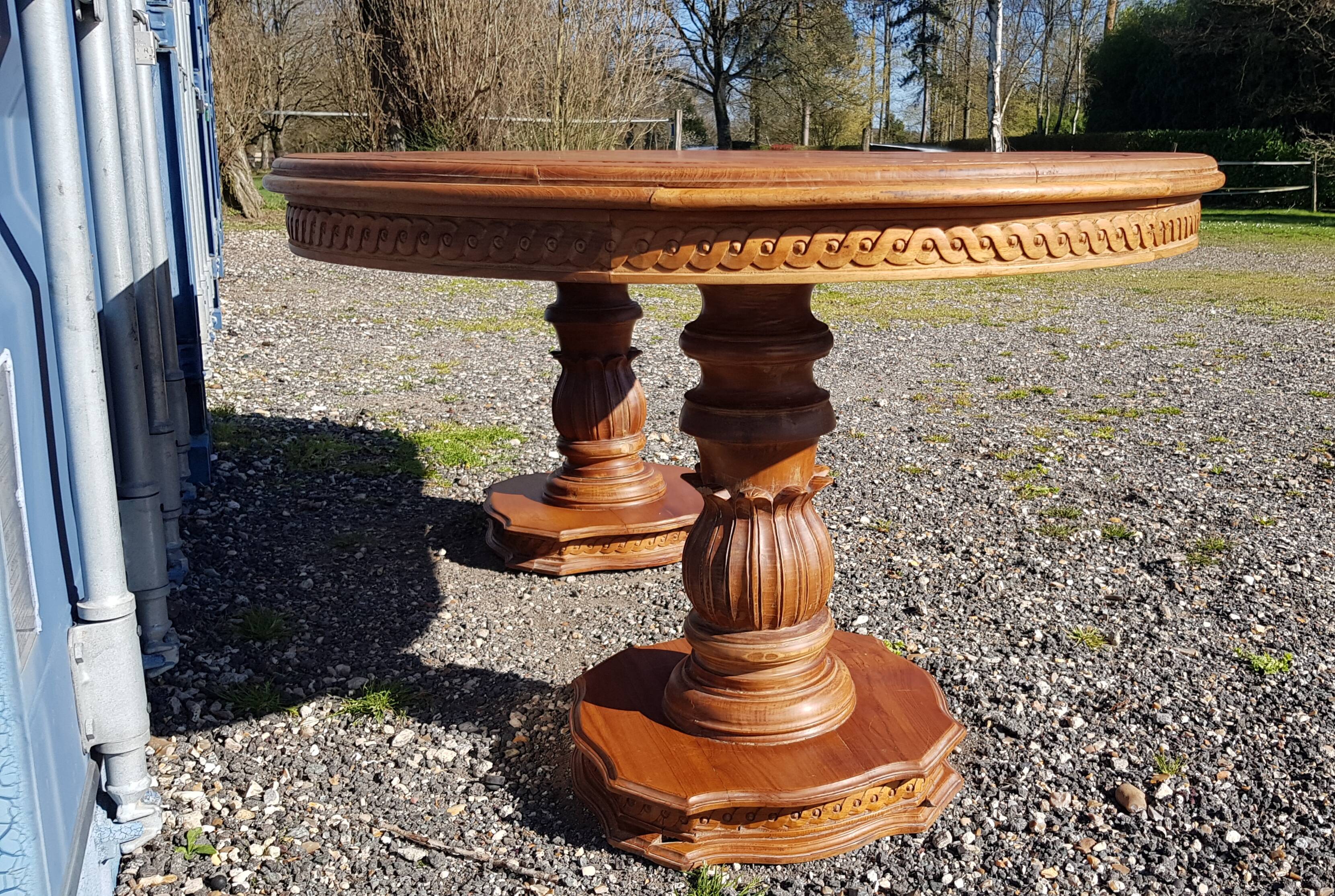 Oval dining table in solid teak