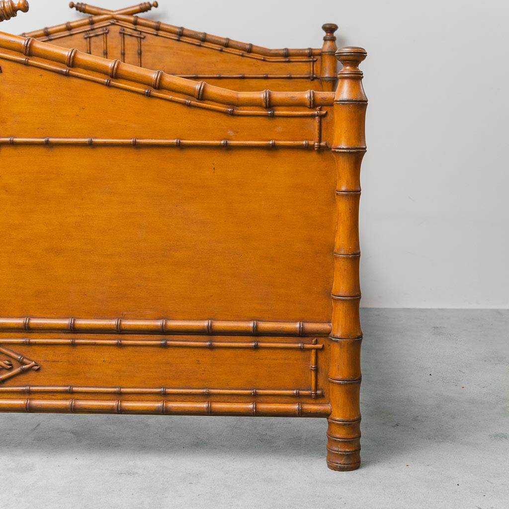 Vintage double bed in bamboo-style wood – Italian design from the 1940s