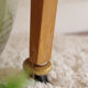 Meuble en bois et rotin pieds compas sur roulettes