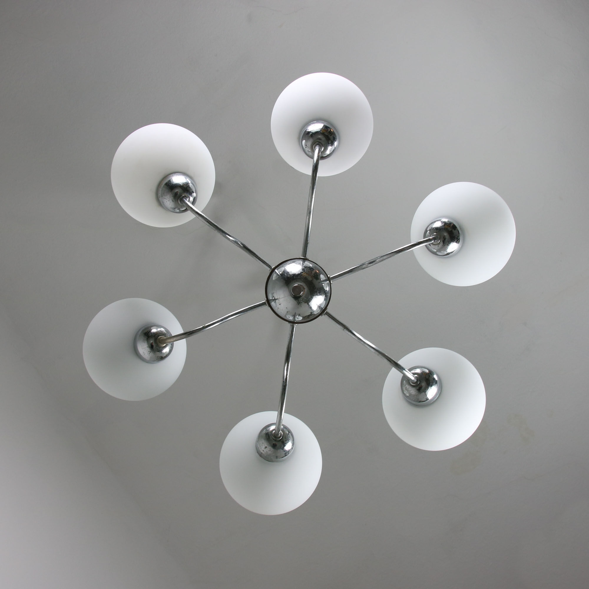 Lustre italien en chrome et opalin du milieu du siècle