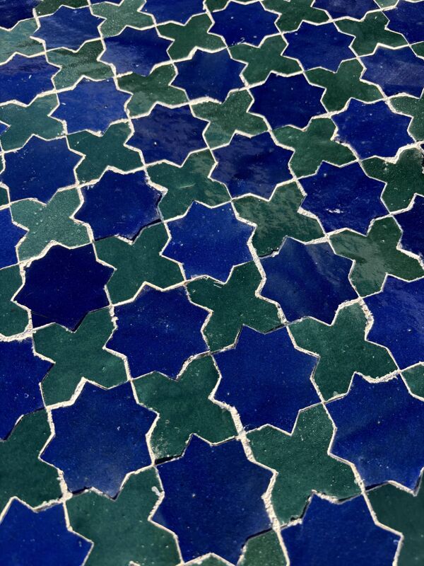 Table basse ronde en zellige bleu et vert – mosaïque artisanale marocaine