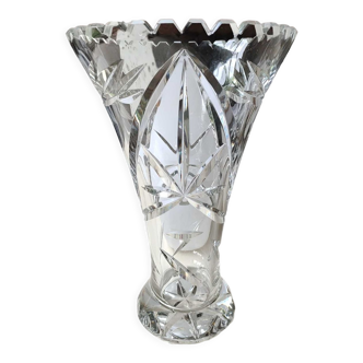 Vase forme tulipe à col évasé, en cristal de Bohème. Motifs floraux, étoilés. Vintage années 70
