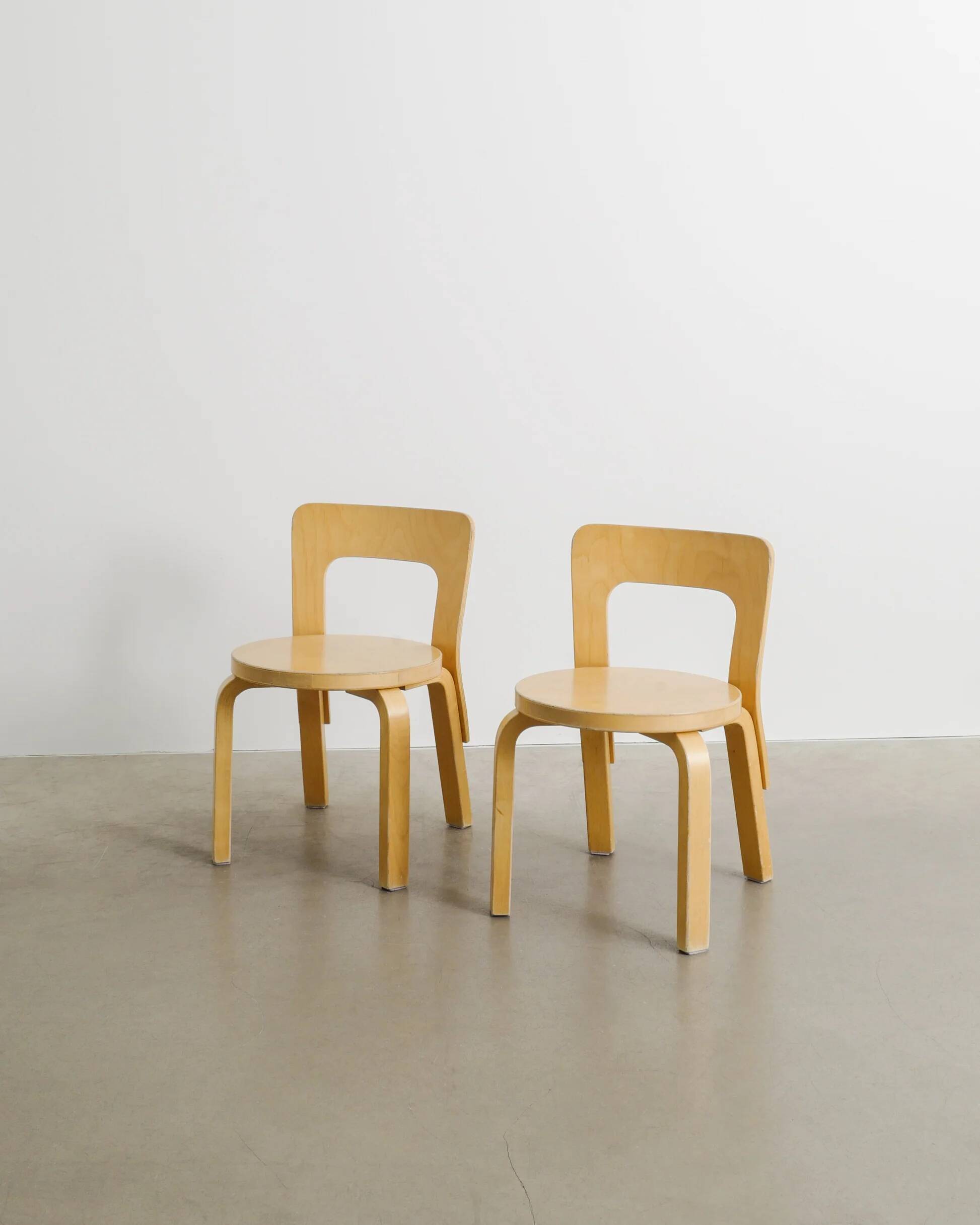 Paire de chaises pour enfant en bois N65 par Alvar Aalto, Finlande années 1990