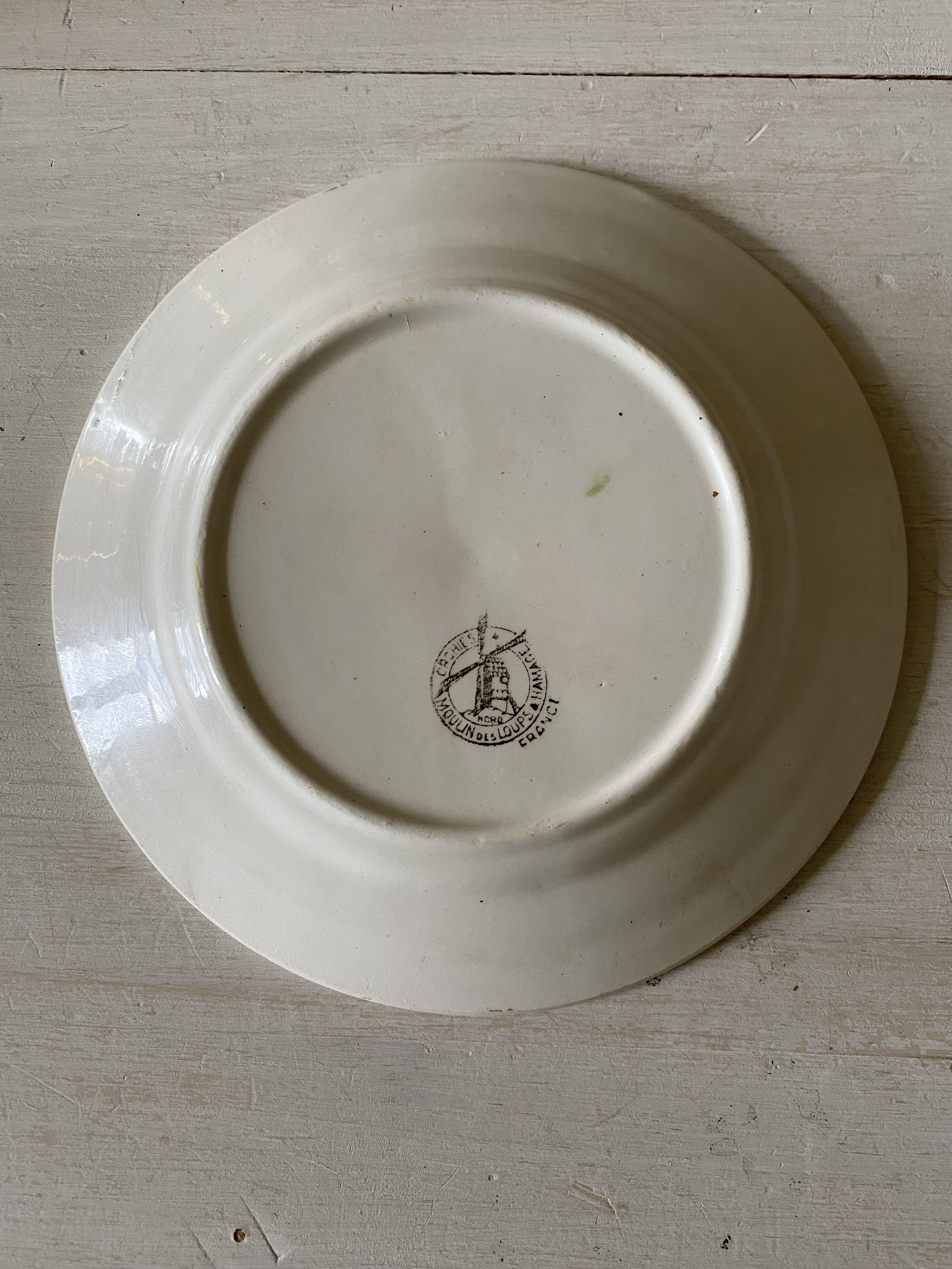Set of three plates in slip Moulin des loups and hamage. Orchies