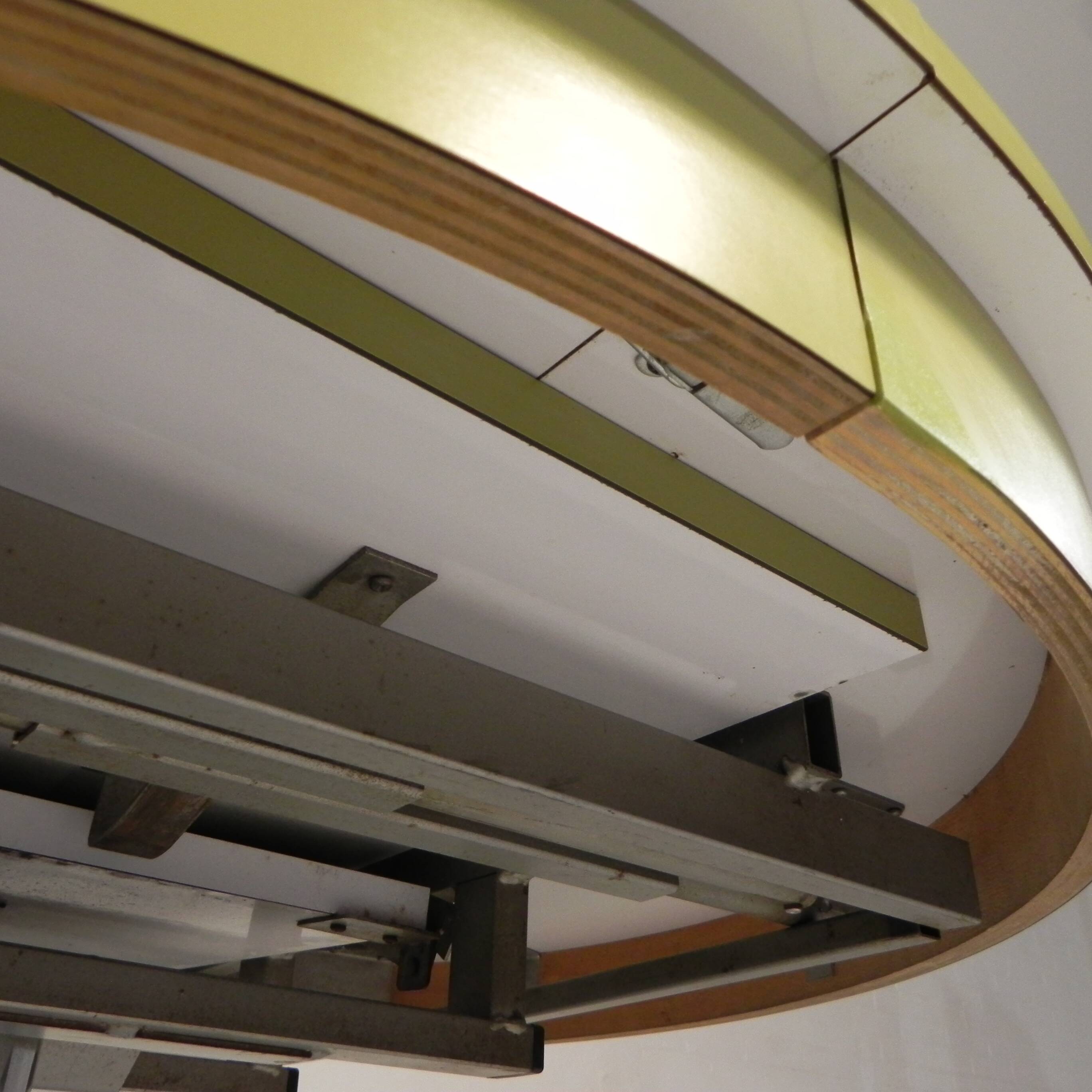 Vintage round dining table with a diameter of 100 cm, extendable to 135 cm, from the 1970s.