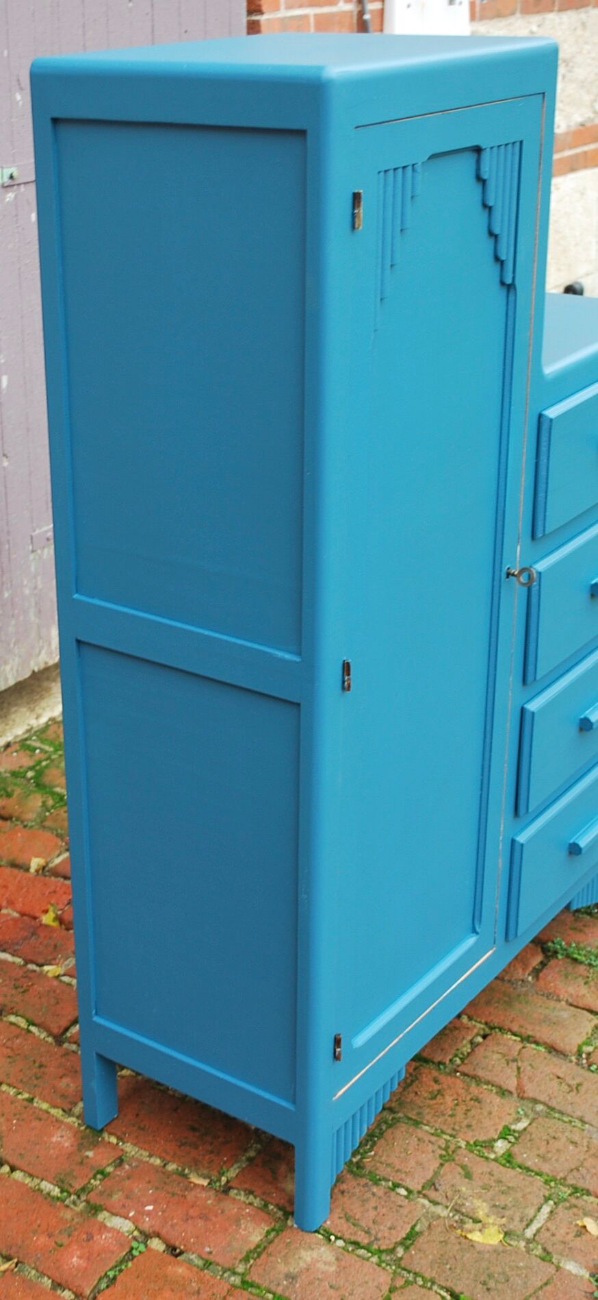 Asymmetrical cabinet