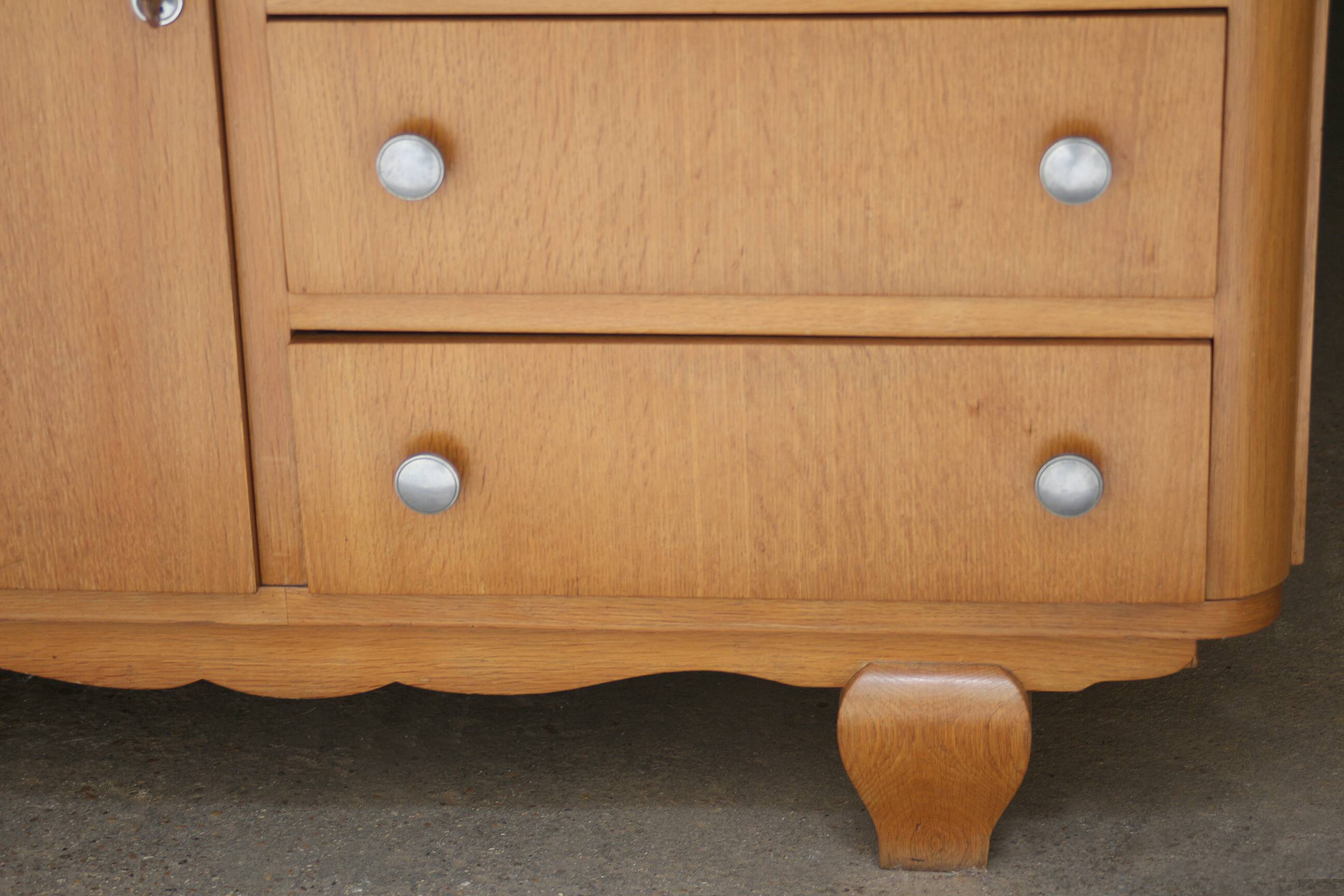 Art Deco oak chest of drawers (1950s/1960s). Very good condition.