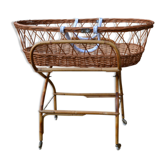 Standing bassinet