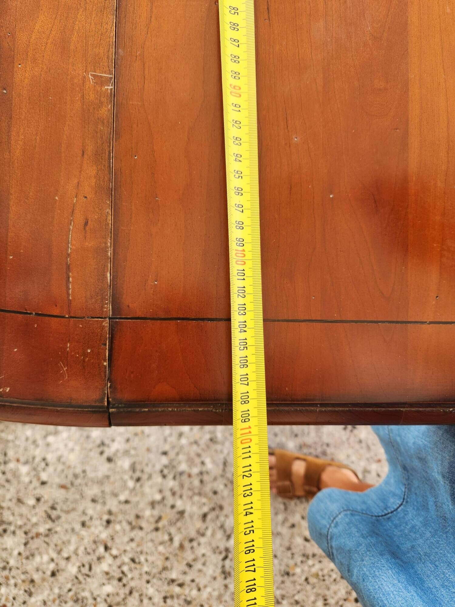 Round table with central leg 110cm extendable to 210cm