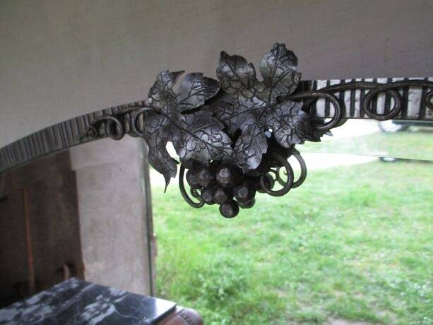 Meuble art déco avec son miroir en demi lune, fer forgé martelé. Buffet art déco...