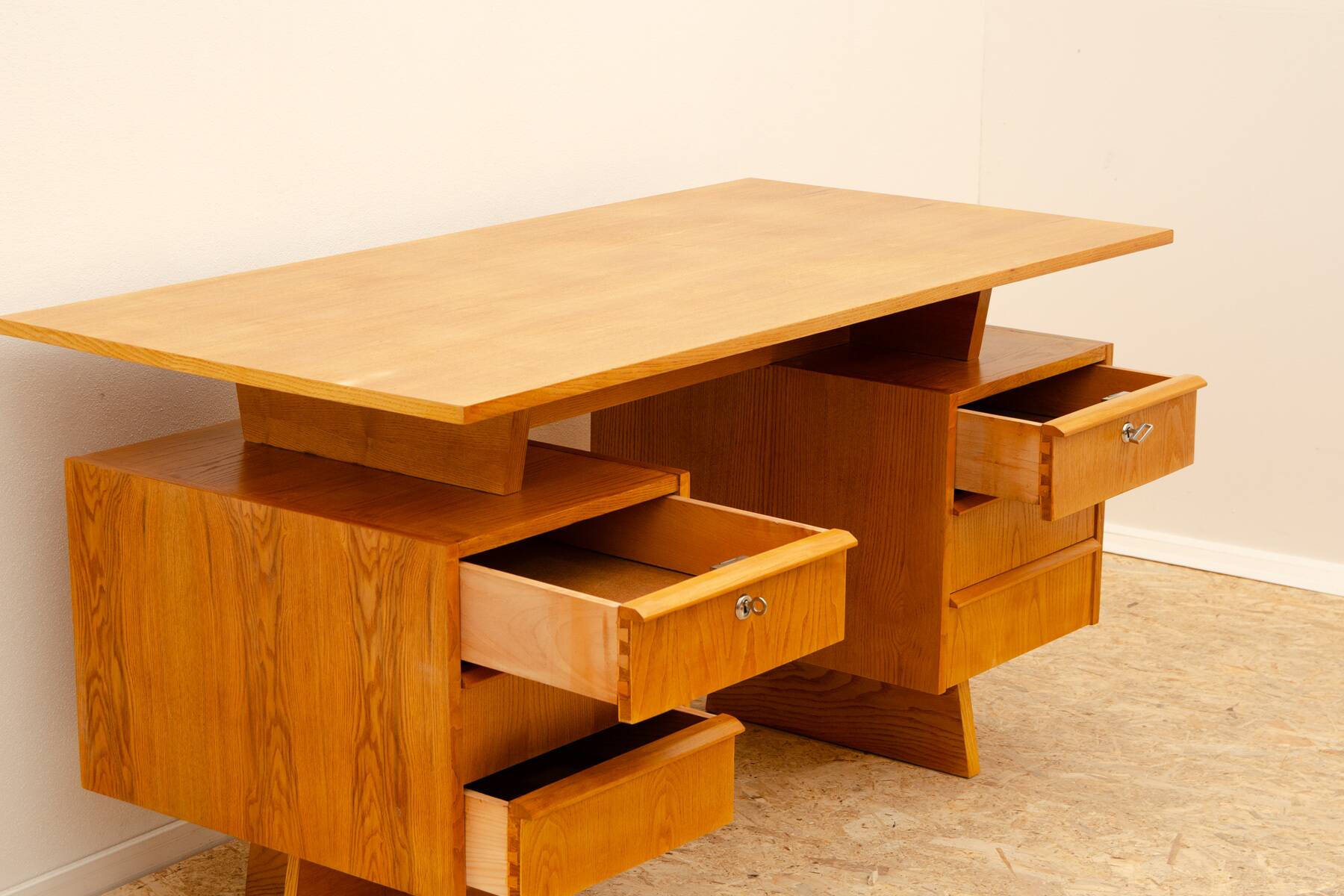 Immense bureau tchécoslovaque entièrement rénové, années 1970, Europe centrale