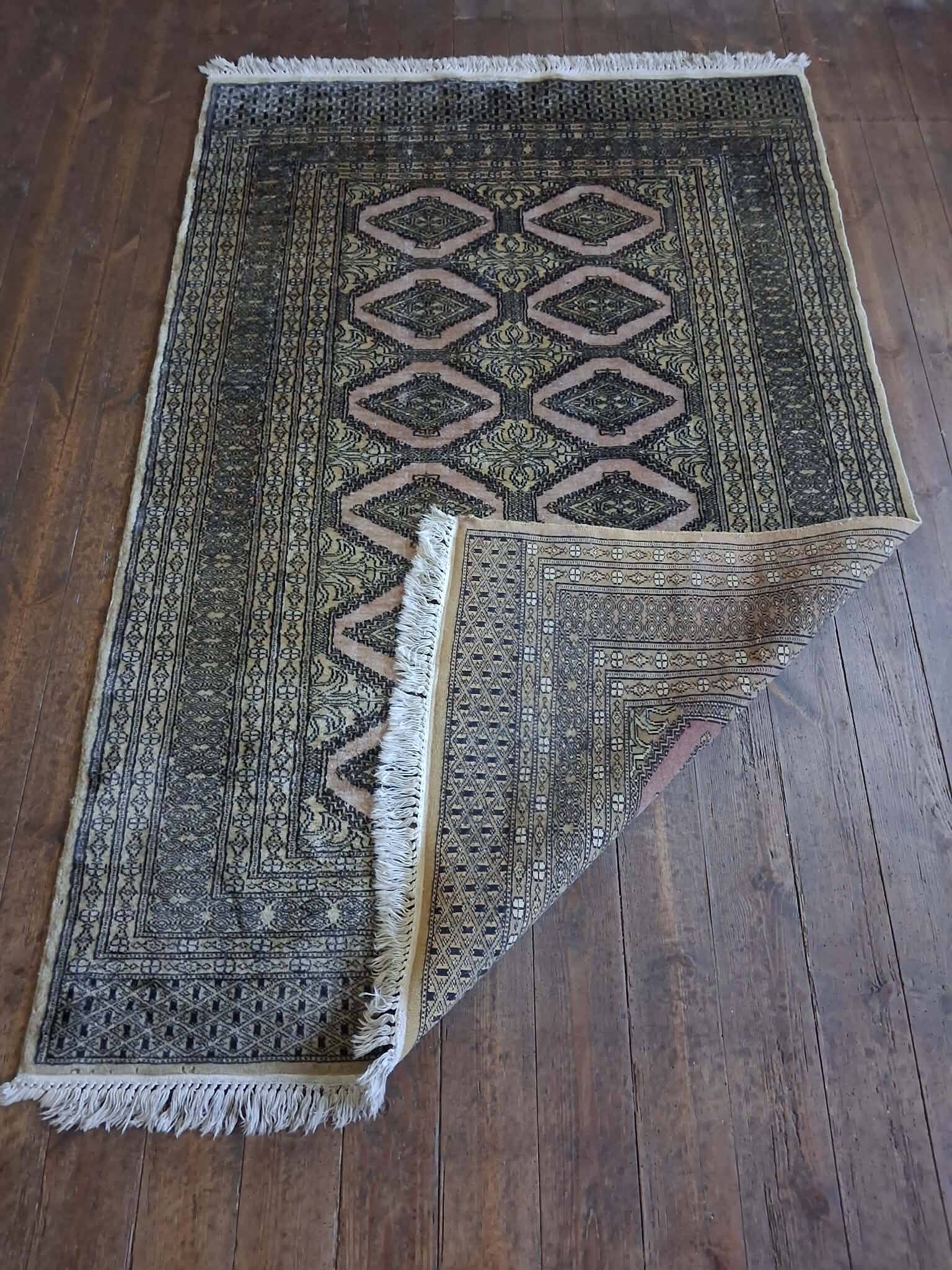 Handmade Pakistani Bukhara rug 188x122cm