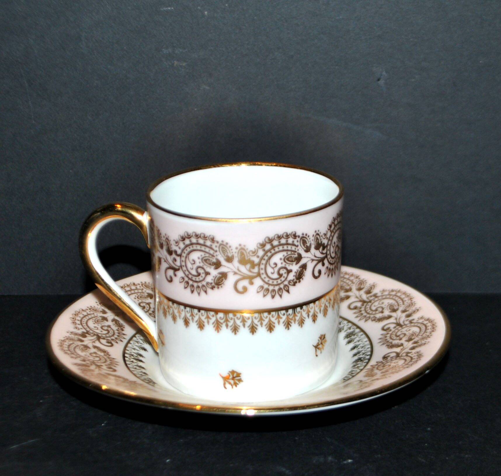 Litron cup from Limoges in porcelain with pink and gold decoration, signed Porcelaine d’Art PP.