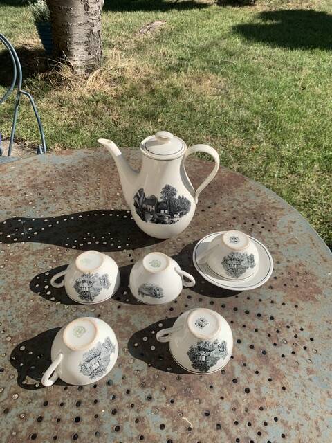 Coffee service, in earthenware with country motif, Boch La Louvière Belgium