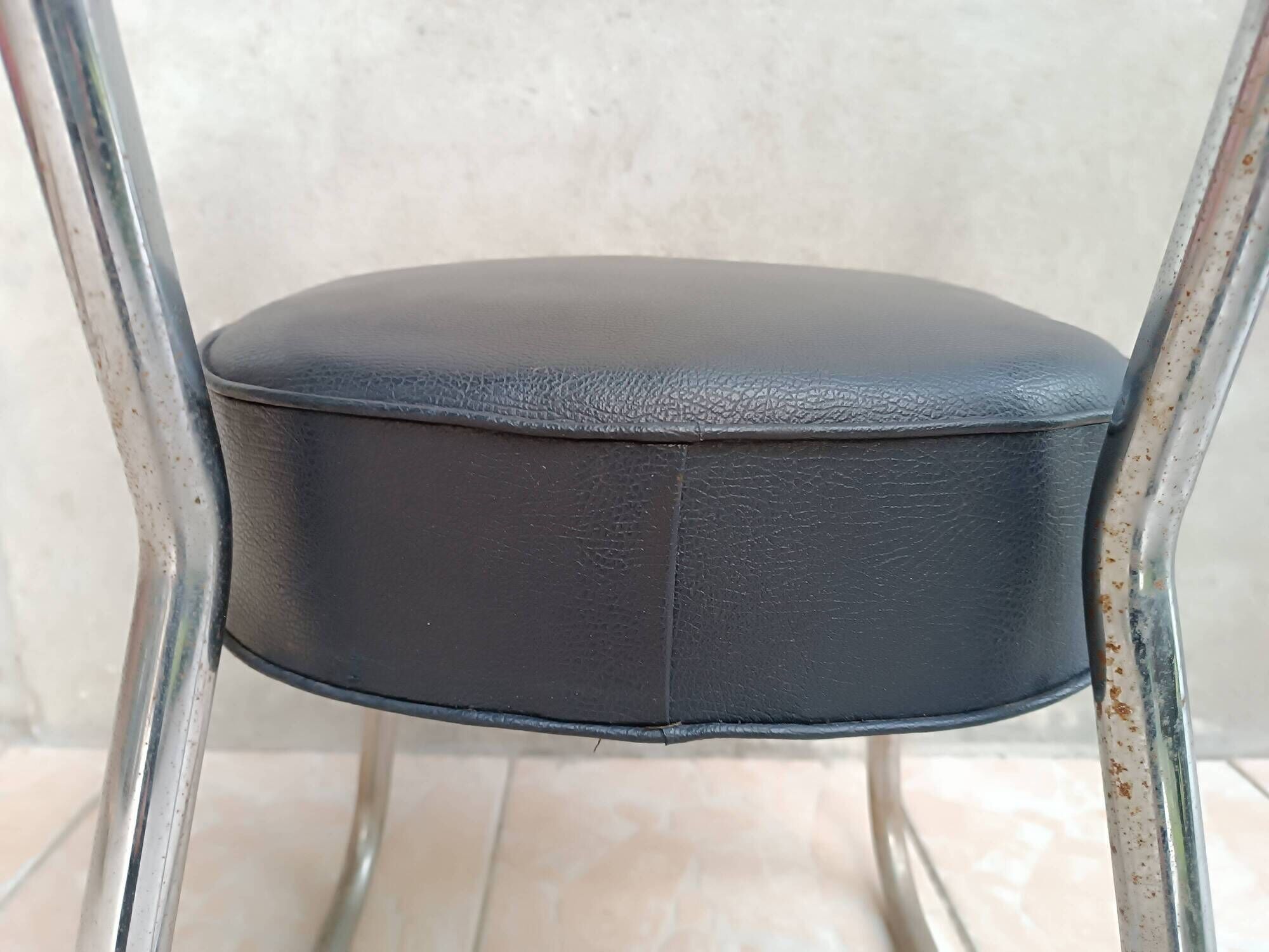Vintage office chair in chrome metal and faux leather.