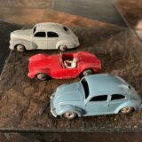 Lot 3 voiturettes dinky toys, peugeot, maserati, volkswagen