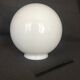 Globe en opaline blanche