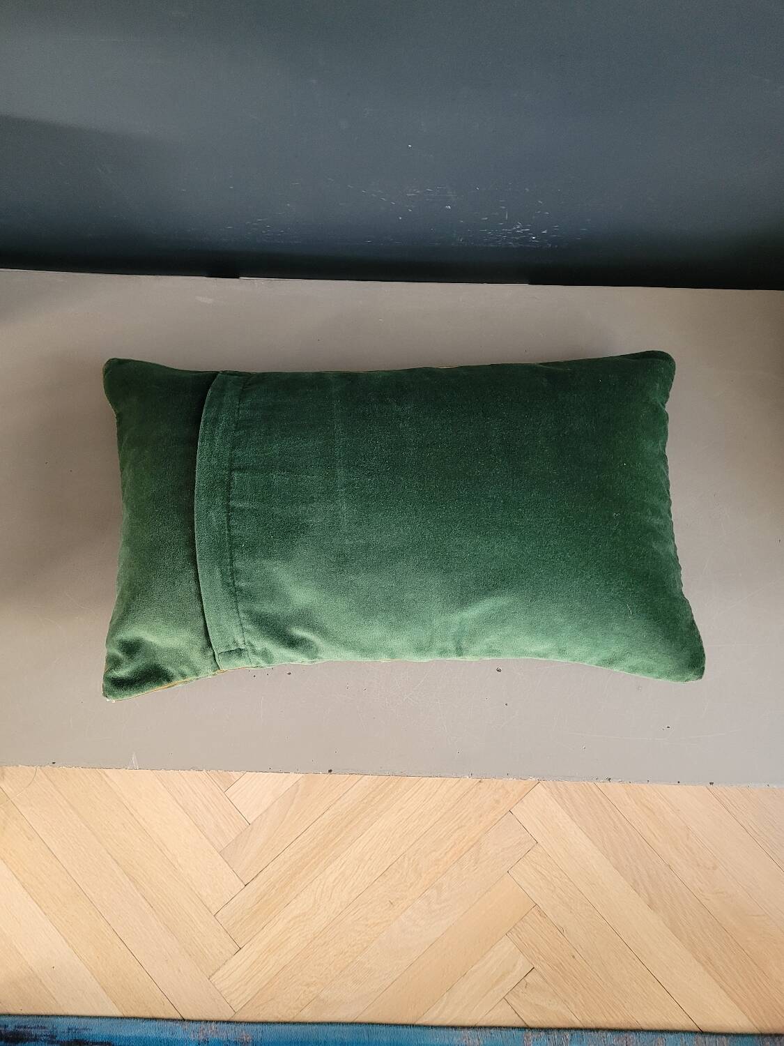 Coussin en velours motifs brodés abeilles
