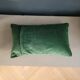 Coussin en velours motifs brodés abeilles