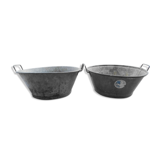 Pair of basins with zinged metal handles