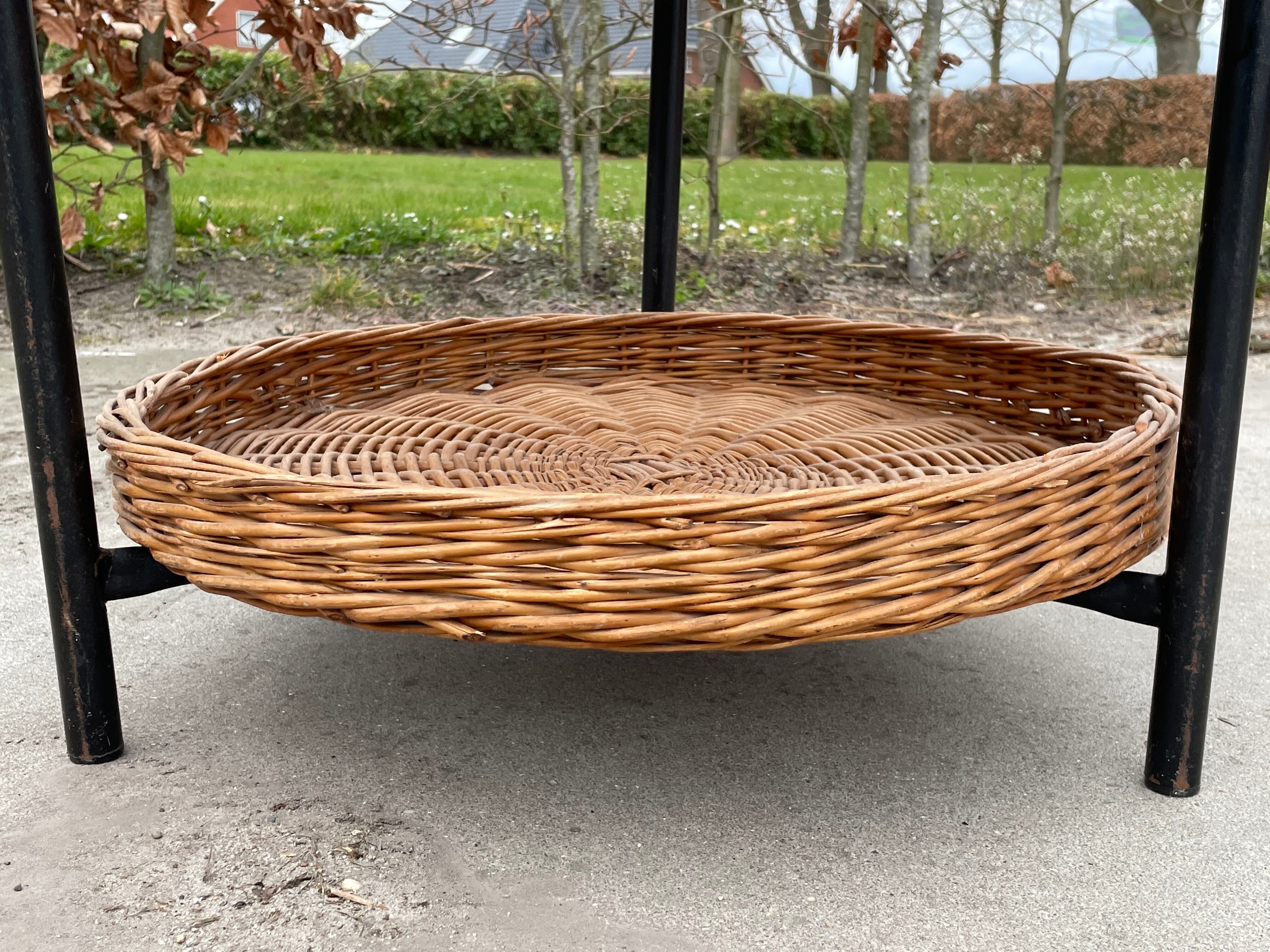 Modèle compact de table basse vintage avec panier de magazine