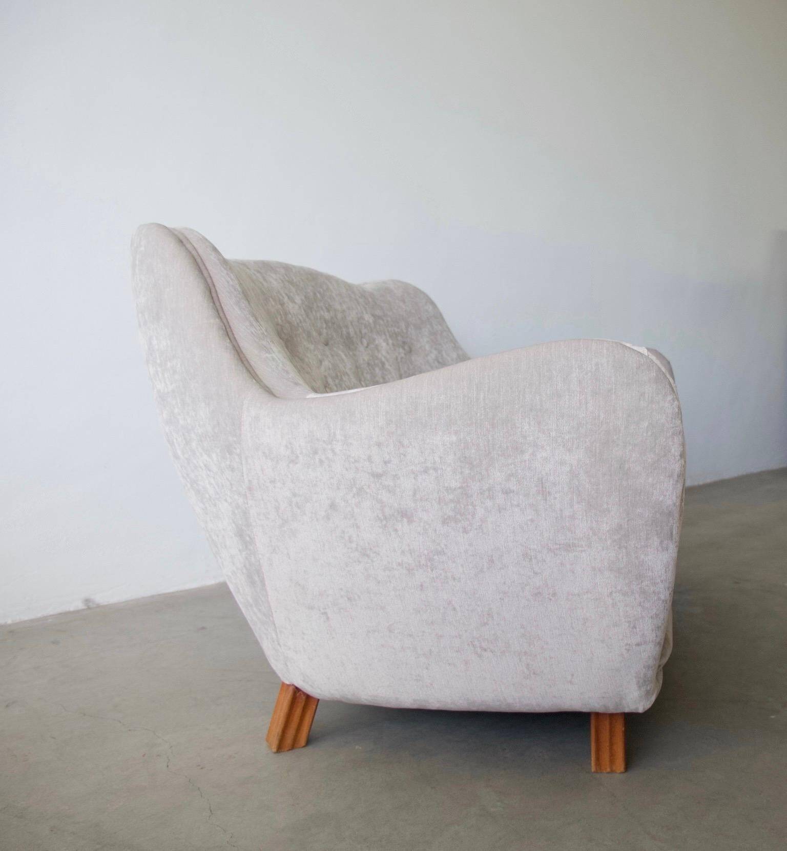 Grey velvet buttoned sofa by Levi's Mobelafarr