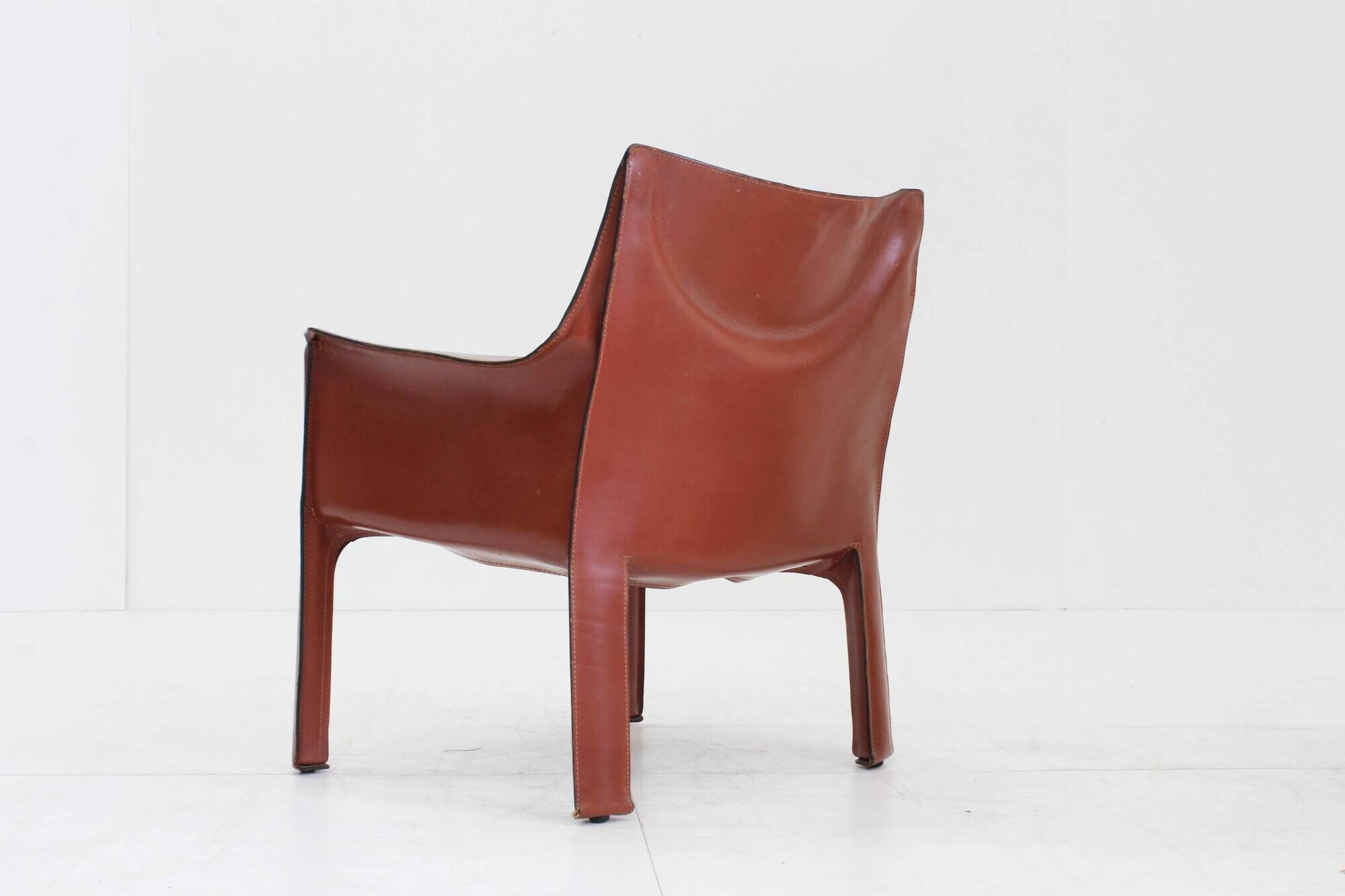 Fauteuil Cassina Cab 414 de Mario Bellini en cuir bordeaux Ital