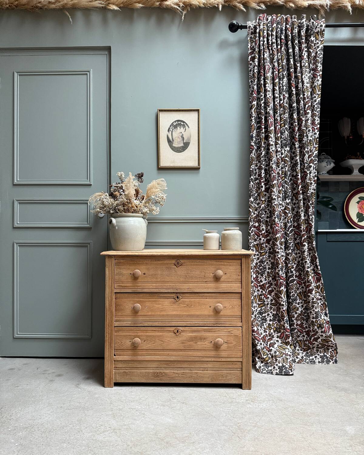 Grande Commode Ancienne Rénovée – 4 Tiroirs, Peinte Vert Et Beige, Poignées Pierre