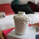Petit vase blanc à fleurs