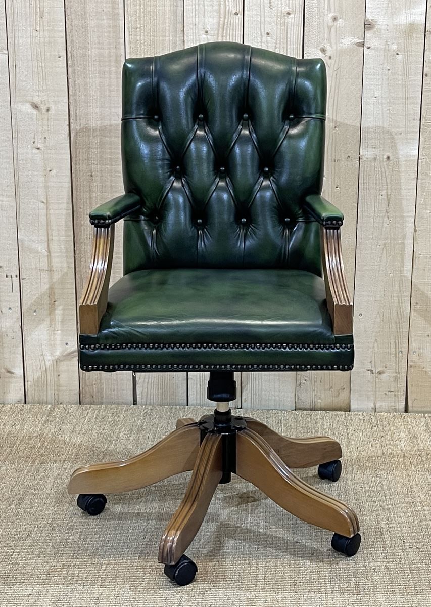 English chesterfield office armchair in green leather from the 1980s