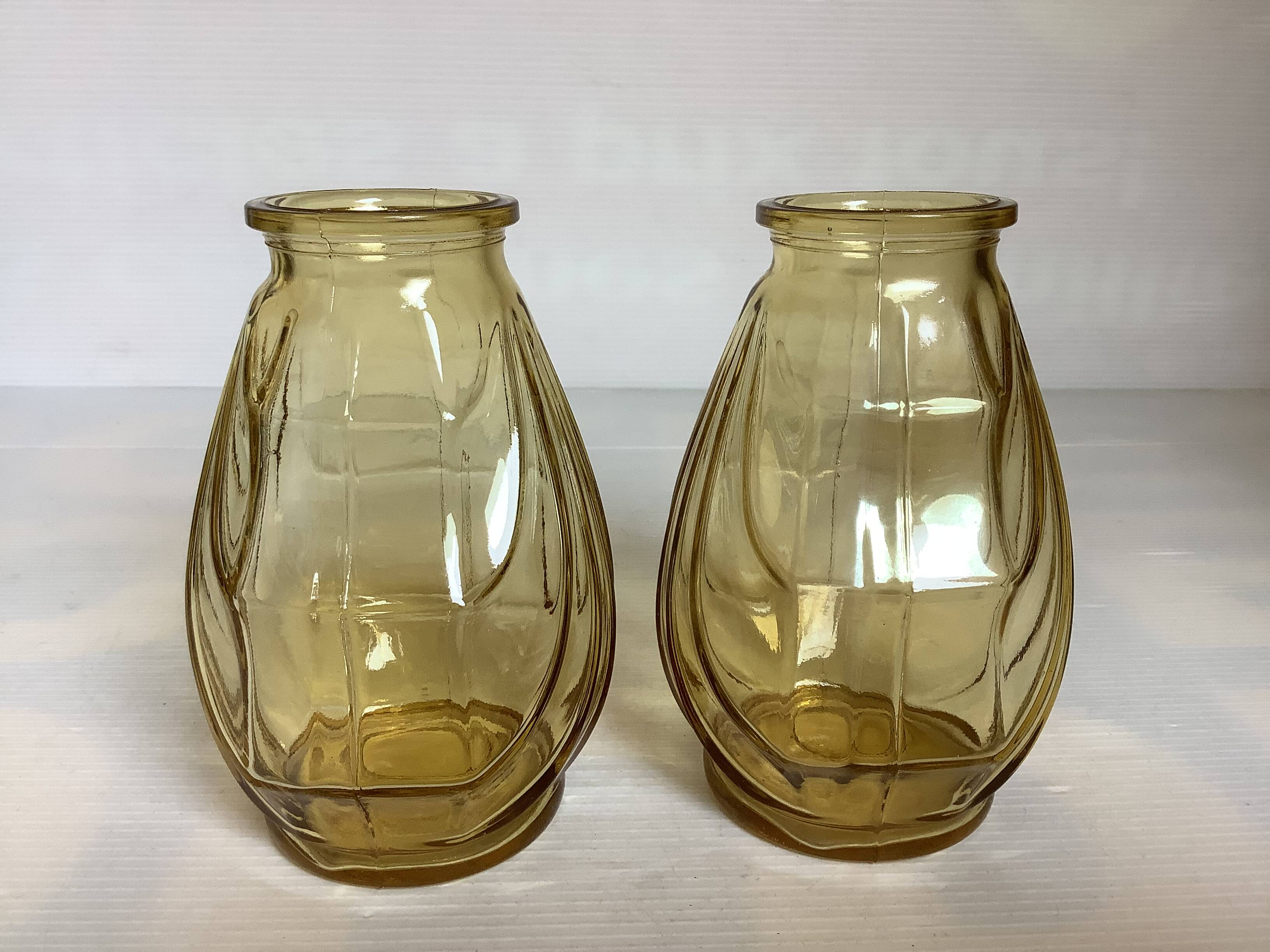 Paire de petits vases jaune verre moulé