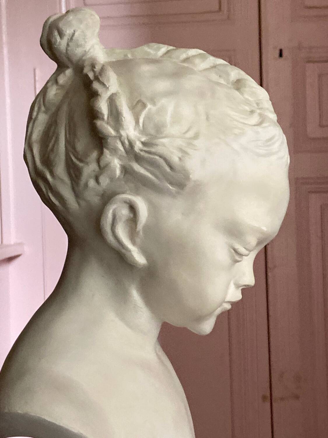 Sculpture en plâtre, buste d’enfant la boudeuse