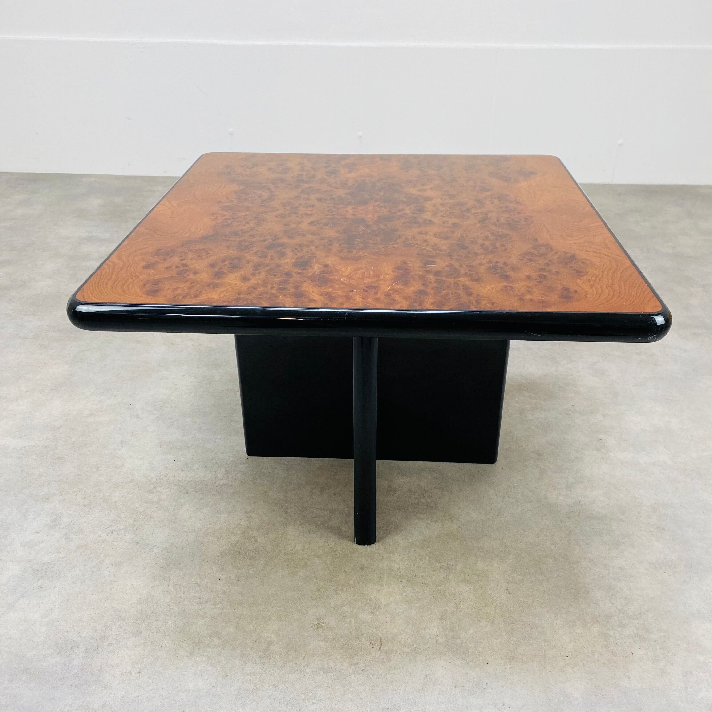 Table d'appoint bout de canapé années 70 en loupe d'orme